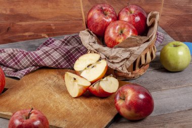 Elma ahşap bir masa üzerinde bir sürü