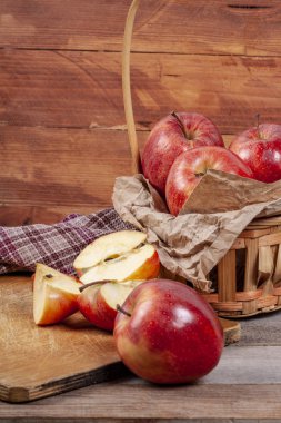 Elma ahşap bir masa üzerinde bir sürü