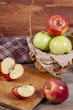 Elma ahşap bir masa üzerinde bir sürü