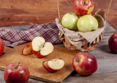 Elma ahşap bir masa üzerinde bir sürü