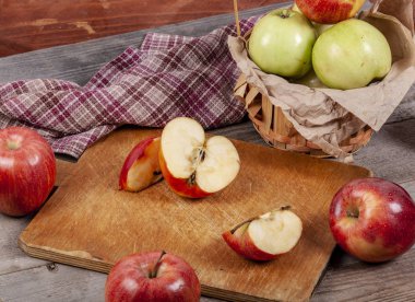 Elma ahşap bir masa üzerinde bir sürü