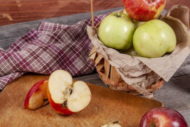 Elma ahşap bir masa üzerinde bir sürü