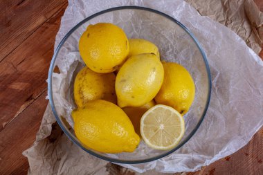 Limon ve portakal ahşap bir masa üzerinde bir sürü. Narenciye Tema