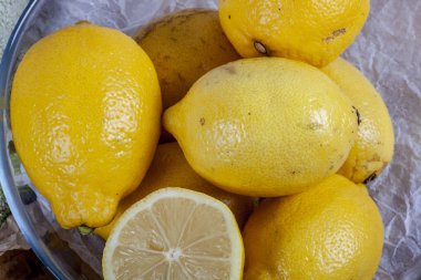 Limon ve portakal ahşap bir masa üzerinde bir sürü. Narenciye Tema