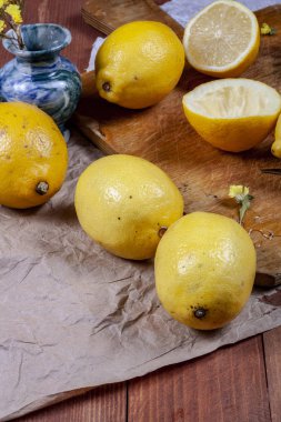 Limon ve portakal ahşap bir masa üzerinde bir sürü. Narenciye Tema