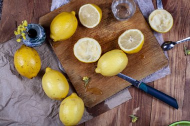 Limon ve portakal ahşap bir masa üzerinde bir sürü. Narenciye Tema