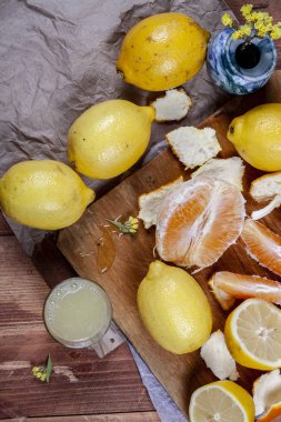 Limon ve portakal ahşap bir masa üzerinde bir sürü. Narenciye Tema