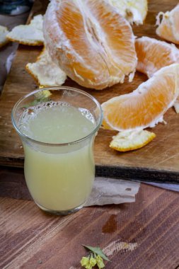 Limon ve portakal ahşap bir masa üzerinde bir sürü. Narenciye Tema