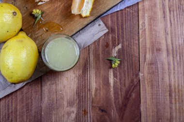 Limon ve portakal ahşap bir masa üzerinde bir sürü. Narenciye Tema