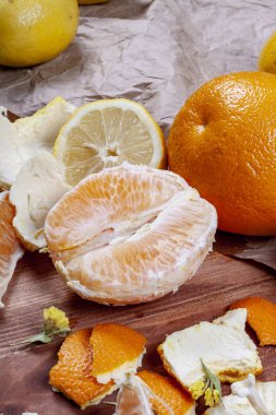 Limon ve portakal ahşap bir masa üzerinde bir sürü. Narenciye Tema