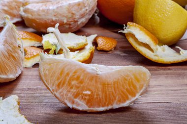 Limon ve portakal ahşap bir masa üzerinde bir sürü. Narenciye Tema