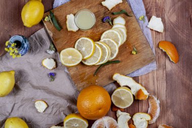 Limon ve portakal ahşap bir masa üzerinde bir sürü. Narenciye Tema