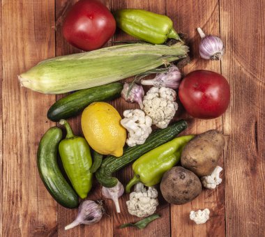 Sebze ahşap bir masa üzerinde bir sürü