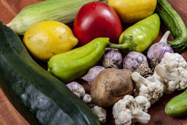 Sebze ahşap bir masa üzerinde bir sürü