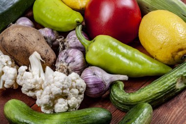 Sebze ahşap bir masa üzerinde bir sürü