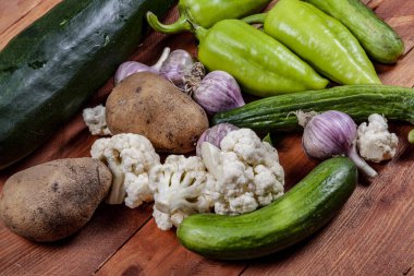 Sebze ahşap bir masa üzerinde bir sürü