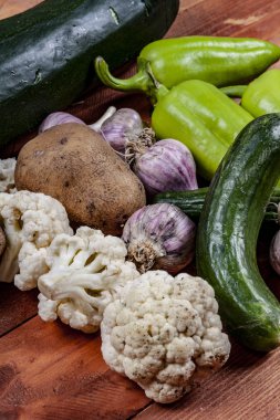 Sebze ahşap bir masa üzerinde bir sürü