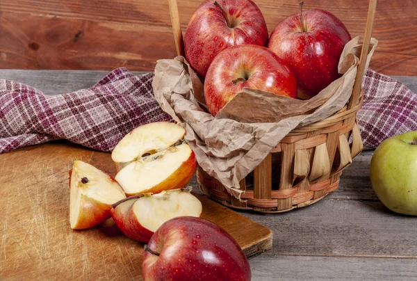 Elma ahşap bir masa üzerinde bir sürü