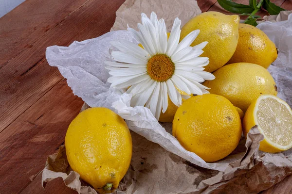 Limon Portakal Ahşap Bir Masa Üzerinde Bir Sürü Narenciye Tema — Stok fotoğraf