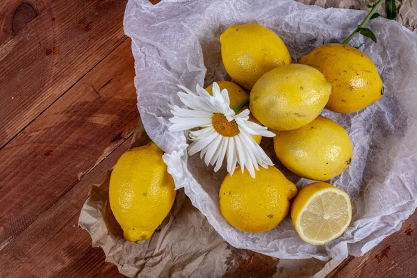 Limon Portakal Ahşap Bir Masa Üzerinde Bir Sürü Narenciye Tema — Stok fotoğraf