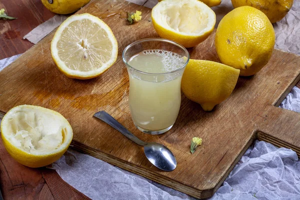 Limon ve portakal ahşap bir masa üzerinde bir sürü. Narenciye Tema