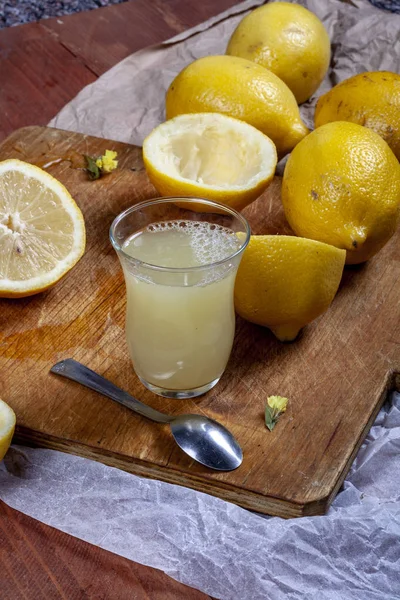 Limon ve portakal ahşap bir masa üzerinde bir sürü. Narenciye Tema