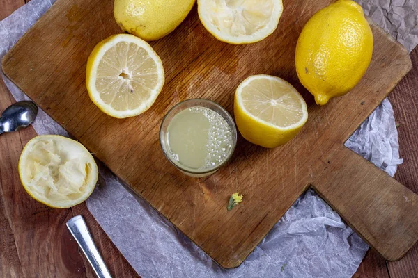 Limon ve portakal ahşap bir masa üzerinde bir sürü. Narenciye Tema