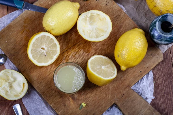 Limon ve portakal ahşap bir masa üzerinde bir sürü. Narenciye Tema