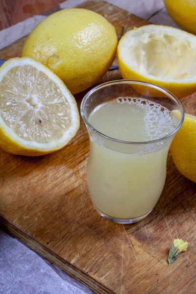 Limon ve portakal ahşap bir masa üzerinde bir sürü. Narenciye Tema