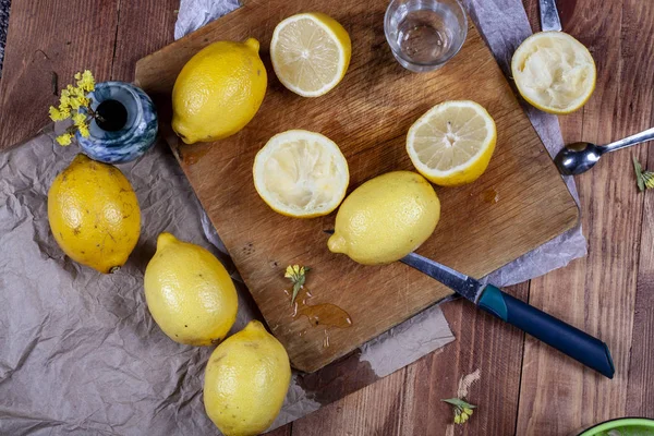 Limon ve portakal ahşap bir masa üzerinde bir sürü. Narenciye Tema