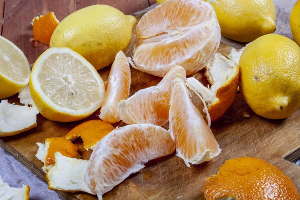 Limon ve portakal ahşap bir masa üzerinde bir sürü. Narenciye Tema