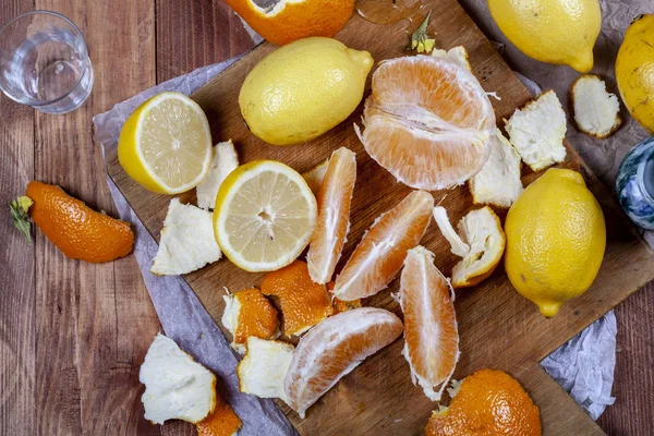 Limon ve portakal ahşap bir masa üzerinde bir sürü. Narenciye Tema