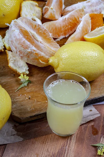 Limon ve portakal ahşap bir masa üzerinde bir sürü. Narenciye Tema