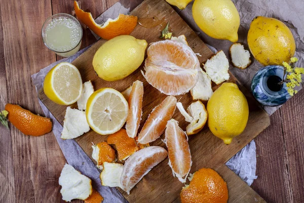 Limon ve portakal ahşap bir masa üzerinde bir sürü. Narenciye Tema