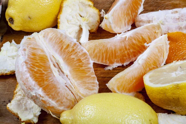 Limon ve portakal ahşap bir masa üzerinde bir sürü. Narenciye Tema