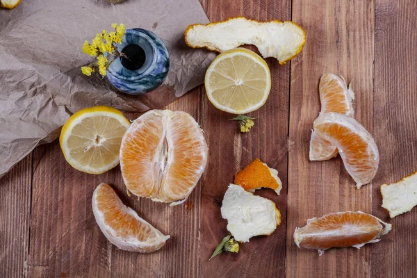 Limon ve portakal ahşap bir masa üzerinde bir sürü. Narenciye Tema