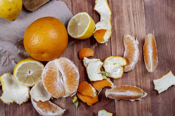 Limon ve portakal ahşap bir masa üzerinde bir sürü. Narenciye Tema