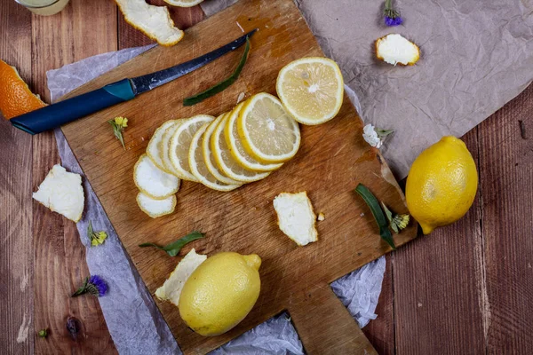 Limon ve portakal ahşap bir masa üzerinde bir sürü. Narenciye Tema