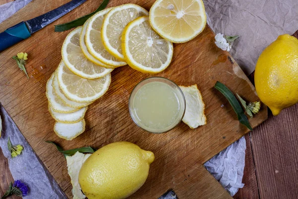 Hel Del Citroner Och Apelsiner Ett Träbord Citrus Tema — Stockfoto