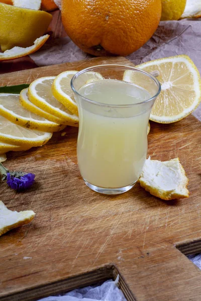 Limon ve portakal ahşap bir masa üzerinde bir sürü. Narenciye Tema