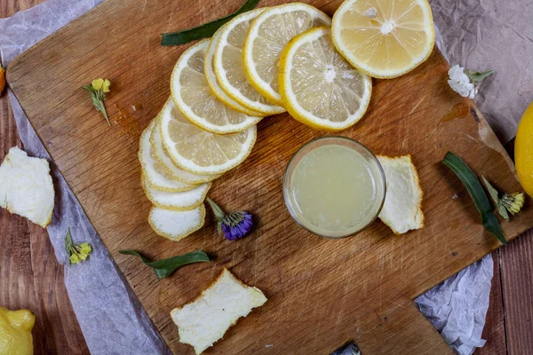 Limon ve portakal ahşap bir masa üzerinde bir sürü. Narenciye Tema