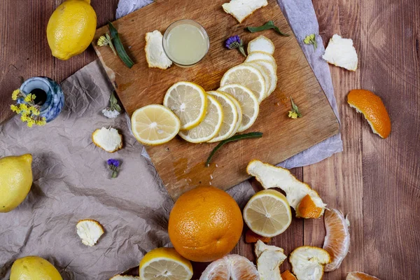 Limon ve portakal ahşap bir masa üzerinde bir sürü. Narenciye Tema