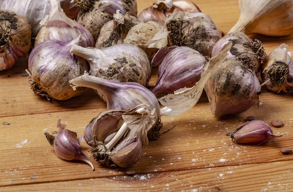 Viel Knoblauch Auf Einem Holztisch — Stockfoto