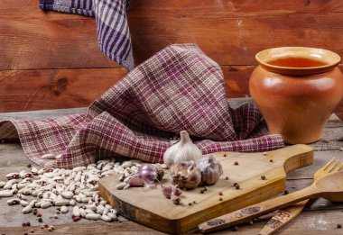 Barbunya fasulyesi ve sarımsak bir ahşap tablo.