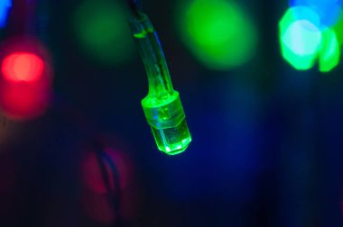 Yeşil Led ampul Noel çelenk yakın çekim makro bokeh. Arka plan metin için yer ile.