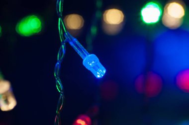 Noel çelenk mavi Led ampul kapatın. Metin için yer ile şenlikli arka plan.