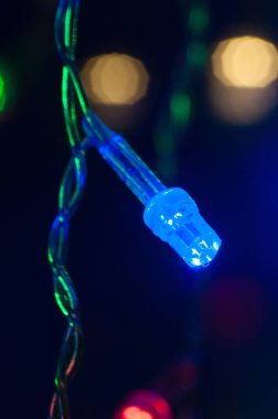 Festival arka plan metin için yer ile. Noel çelenk mavi Led ampul yakın çekim.