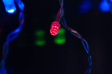 Festival arka plan metin için yer ile. Çok renkli Işık Ampüller Noel çelenk yakın çekim, makro