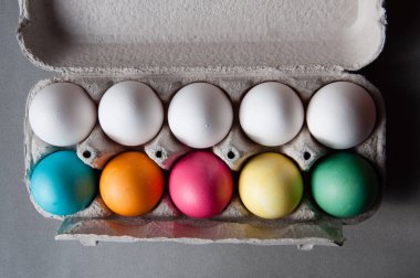 Paskalya yumurtaları çok renkli ve beyaz içinde bir yumurta tepsi. Üstten Görünüm. Paskalya tatili için hazırlık