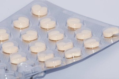 Kalp hapları Pack beyaz arka plan üzerinde